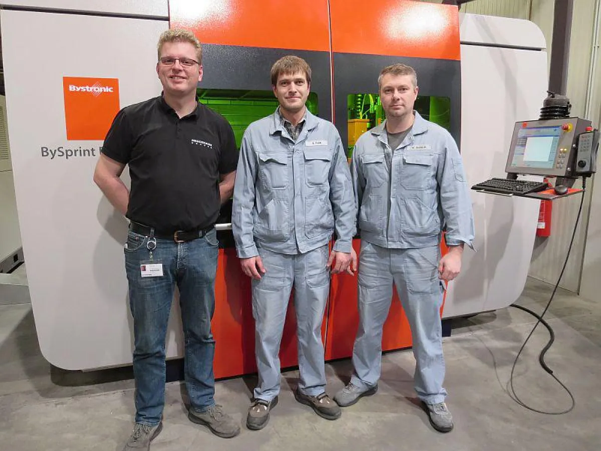 Mitarbeiter der HEGGEMANN AG vor der neuen BySprint Fiber-Laserschneidanlage