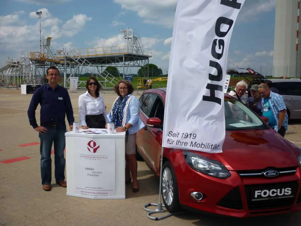 Dawid Wolny (Hugo Pfohe), Gudrun Otto (Ford Werke GmbH) und Maren Blohm (Fördergemeinschaft Kinderkrebs-Zentrum Hamburg e.V.,v.l.)