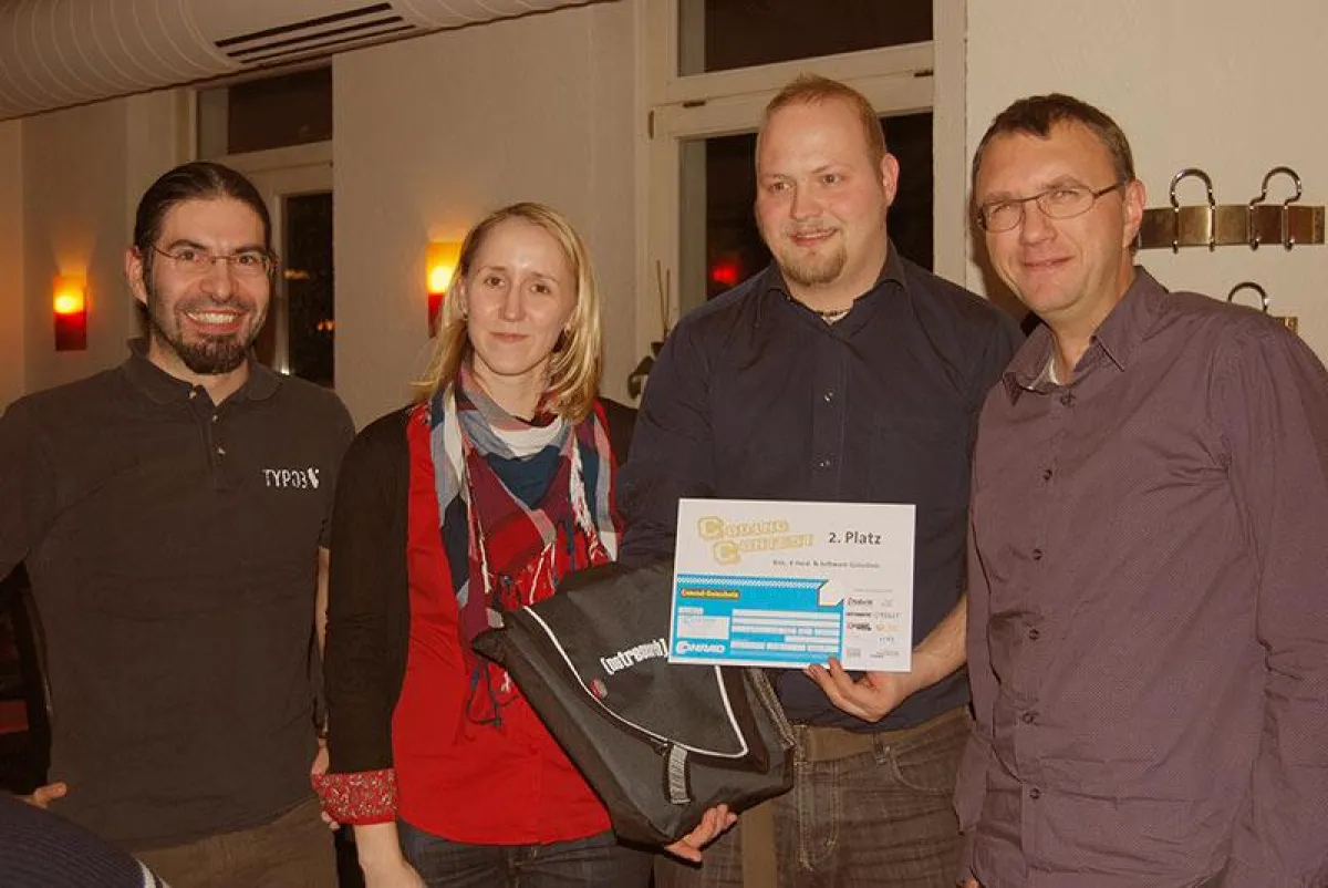 Götz Schlegel (r.) mit Gewinner Christoph Erdmann und Partnern von Netresearch