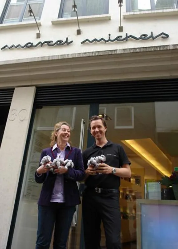 Spendenübergabe vor Friseursalon marcel michels