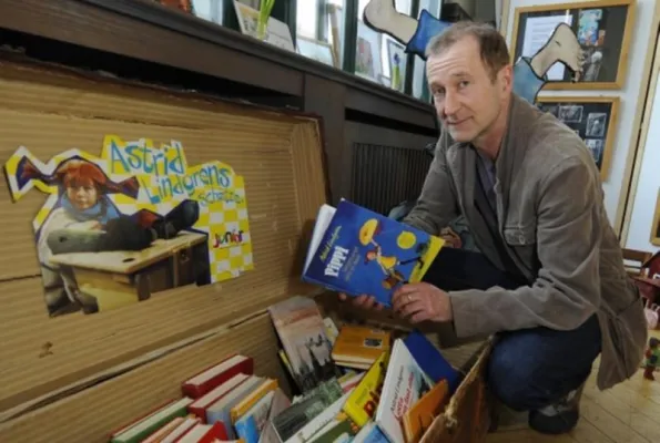 Bild: Peter Lohmeyer ließt in Astrid-Lindgren-Ausstellung - Erlös zugunsten Childhood Foundation von Königin Silvia