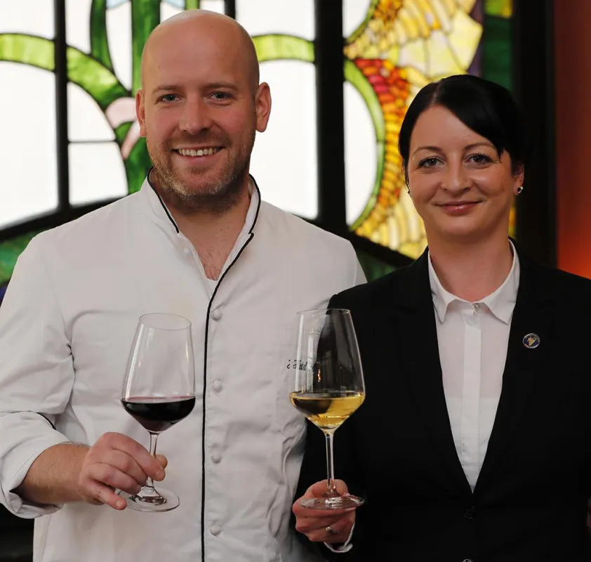 Weinfachfrau Kassandra Kuntzsch und Küchenchef Matthias Meurer vom Jugendstilhotel Bellevue. © hob