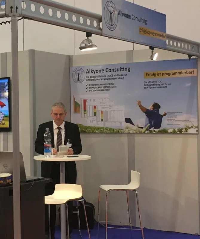 Paul Seifriz (Mitte) mit Interessierten auf der LogiMAT