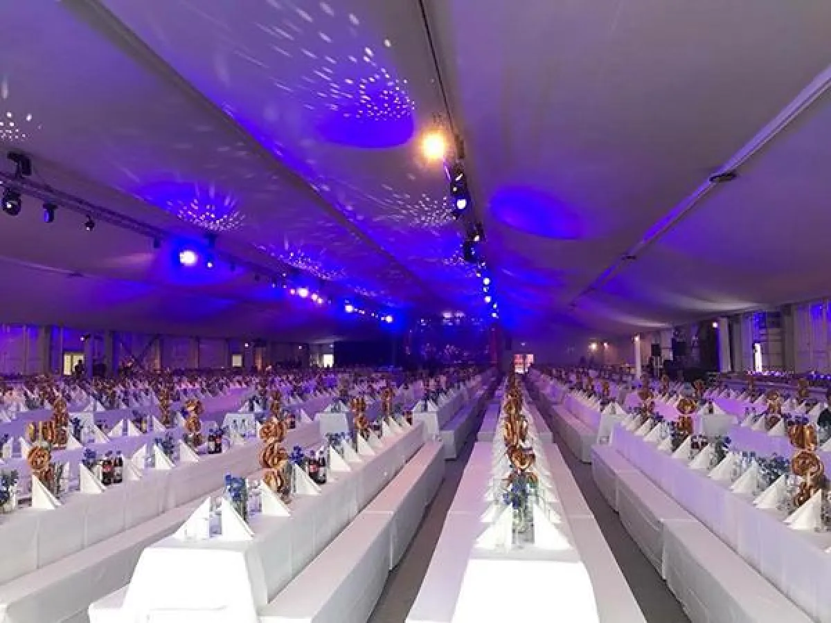 Diner Set-up für die Abendgala (Foto: Markus Grein Catering, frei zur Veröffentlichung bei Namensnen