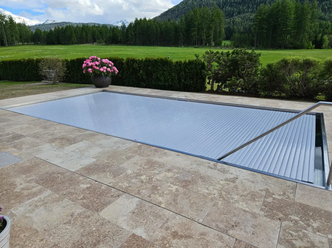 Poolabdeckungen von WaterBeck reduzieren nicht nur den Ressourcenverbrauch und scho-nen so die Umwel (© WaterBeck GmbH)
