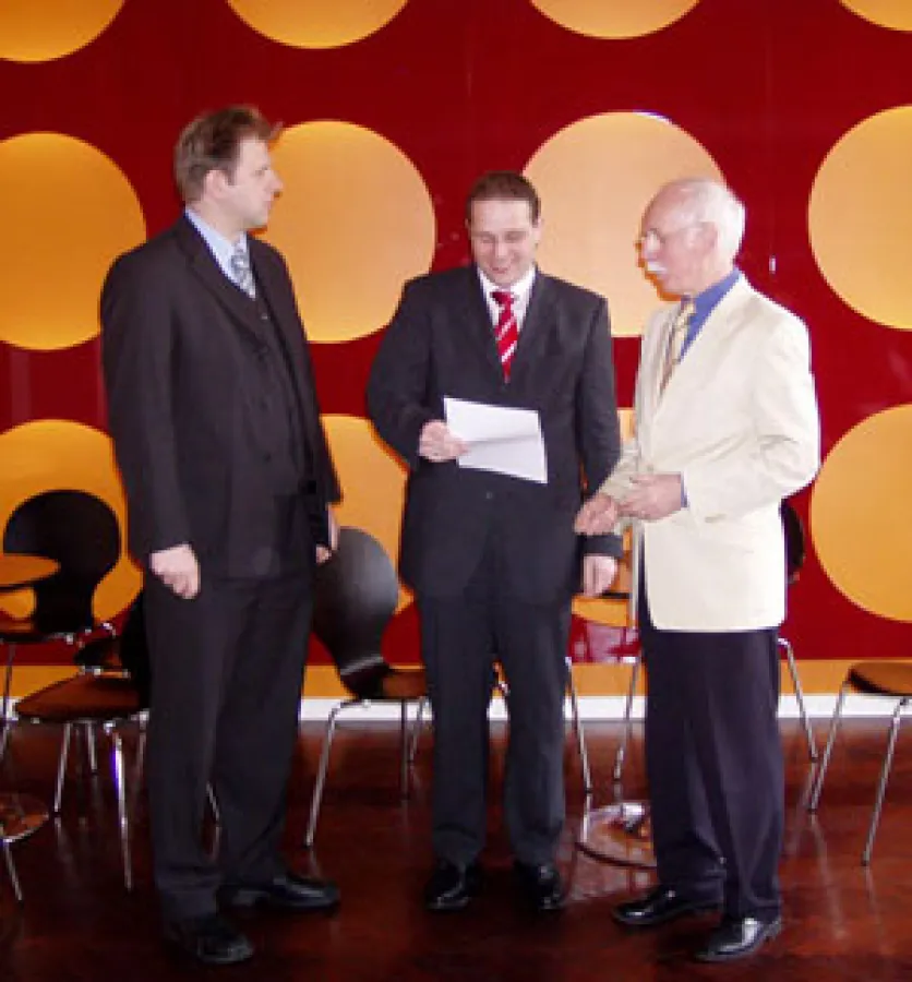 Prof. Dr. Schuckel (Mitte) erhält die Ernennungsurkunde