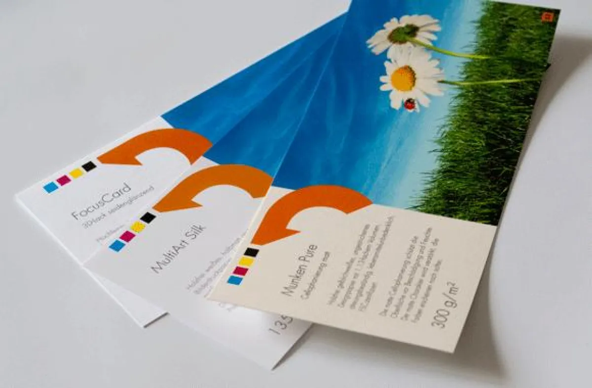 Kostenlose Druckmuster helfen Designern bei der Wahl des passenden Bedruckstoffes. Zahlreiche Spezialanwendungen wie 3D-Lack oder Cellophanierungen bieten Möglichkeiten, Individualität zu zeigen.