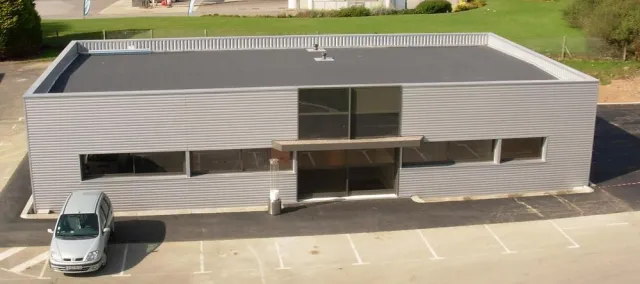 Vom Schwabenland in die Bretagne – Bau eines Verwaltungsgebäudes mit IsoBouw C-SIPS Sandwichelementen Bild: Vom Schwabenland in die Bretagne – Bau eines Verwaltungsgebäudes mit IsoBouw C-SIPS Sandwichelementen