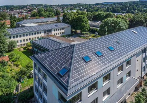 Bild: Kyocera Solarmodule liefern Strom für zukunftsweisendes Modellprojekt Berufskollegzentrum Detmold