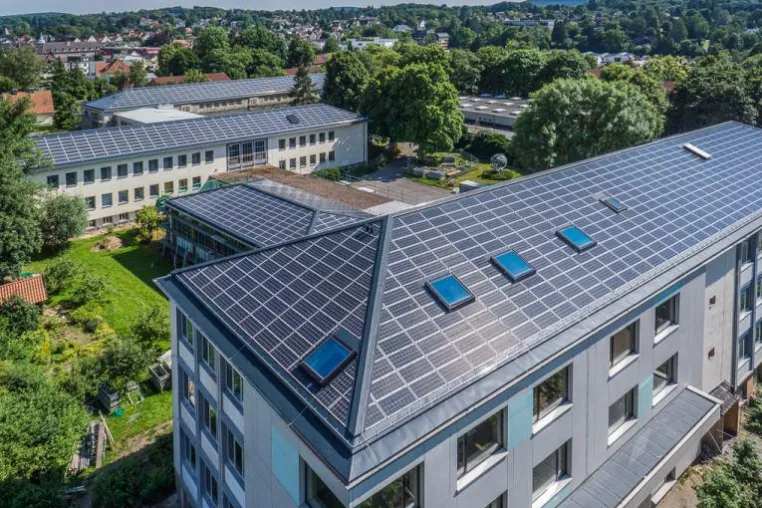 Bild: Kyocera Solarmodule liefern Strom für zukunftsweisendes Modellprojekt Berufskollegzentrum Detmold