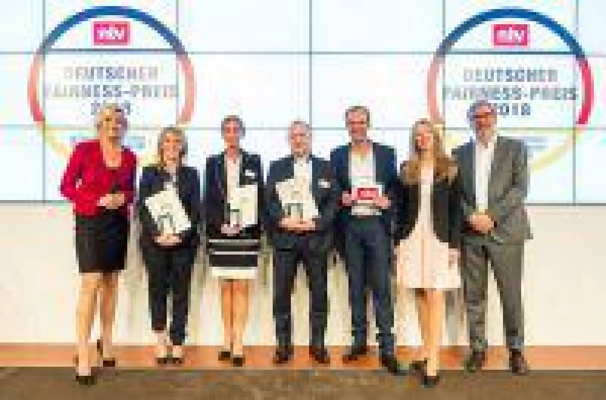 Barbara Amrhein, Head of Customer Experience (2. v.l.), nahm den Fairness-Preis entgegen / Foto: Thomas Ecke / DISQ / n-tv