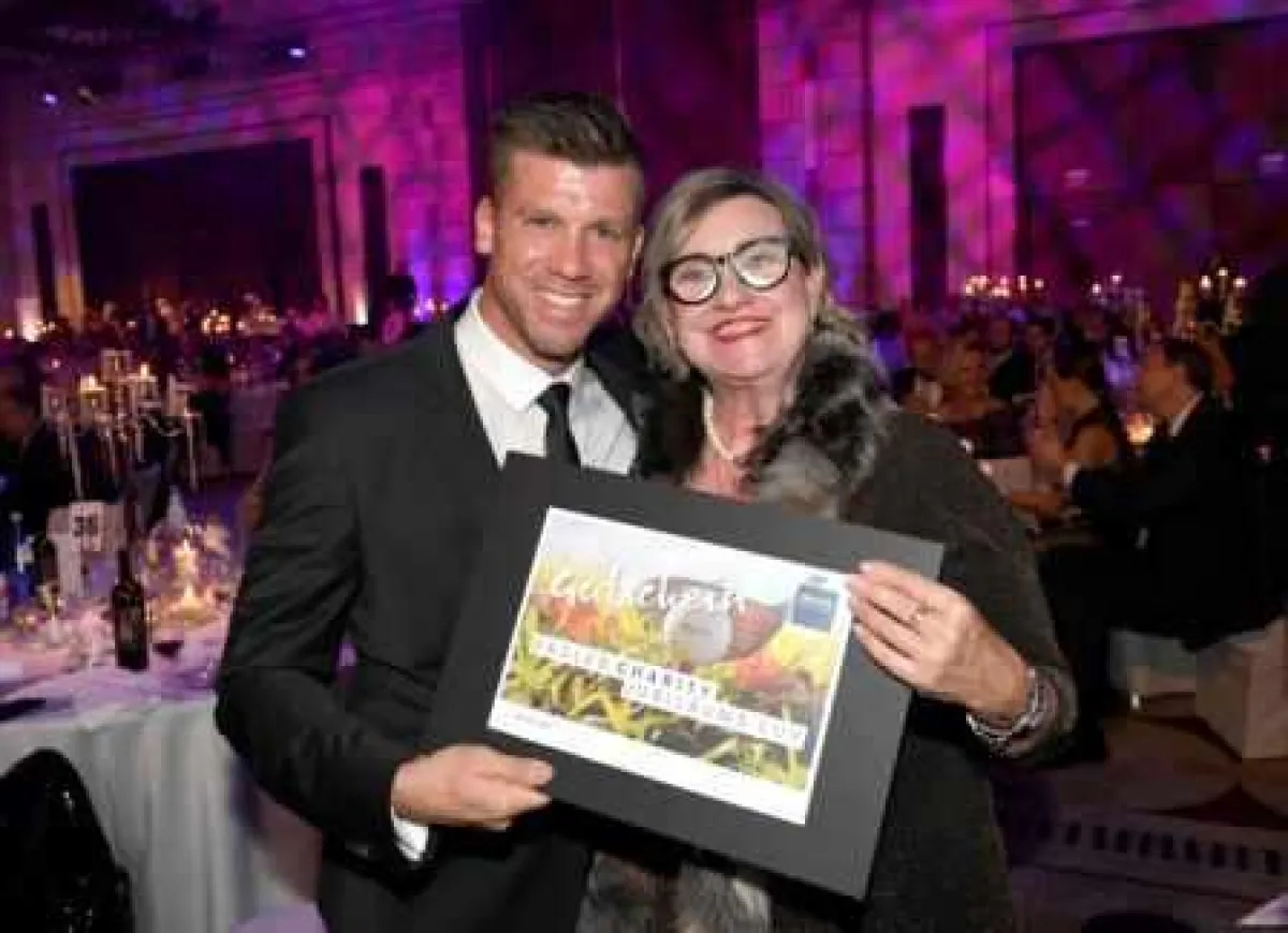 Birgit Borreck gratuliert Thomas Rupprath zum Hauptpreis