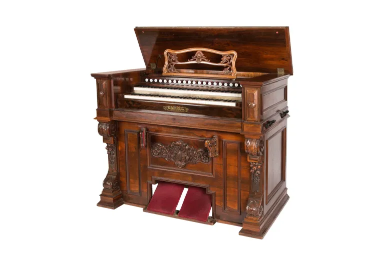 Bild: Schiedmayer liefert historisches Harmonium aus dem Jahre 1868 an die  Metropolitan Opera, New York