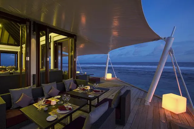 Bild: The Joy of Giving - Entspannter Maledivenurlaub im Atmosphere Kanifushi Maldives