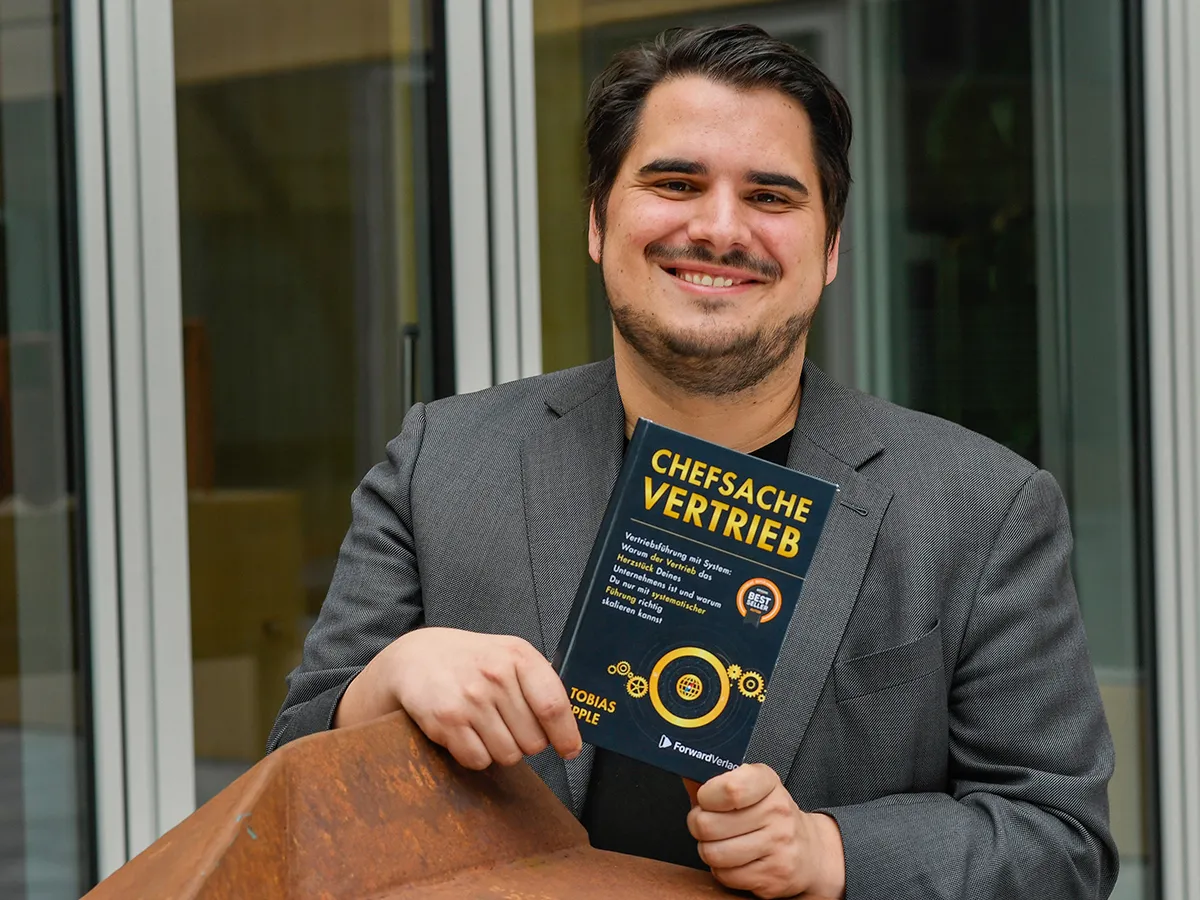 Autor Tobias Epple mit seinem neuen Buch Chefsache Vertrieb (© Horst Dömötör)