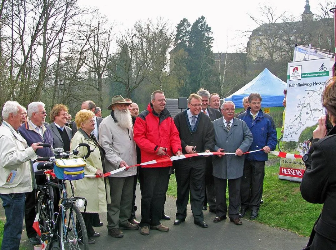 Vor der Kulisse des Birsteiner Schloßparks wurde der Bahnradweg feierlich eröffnet