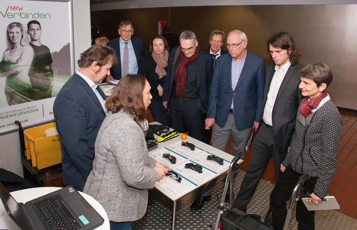 Fachkundiger Besuch am Stand der Unfallkasse NRW: Hochschulpräsident Prof. Dr. Jürgen Bock, die Landtagsabgeordneten, Organisator Prof. Dr. Dieter Rüth sowie Dr. Christiane Schindler (v.l.n.r.). (Fo
