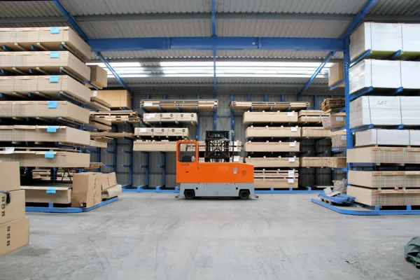 Bild: Regalhalle für die schonende Lagerung von Holzplatten