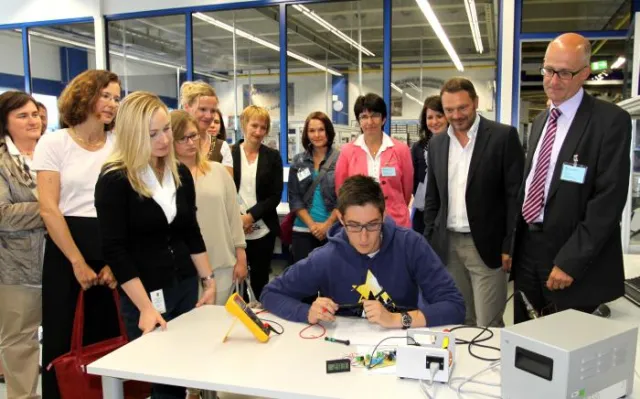 Bild: Rohde & Schwarz: Nach der Ausbildung ist vor der Weiterbildung