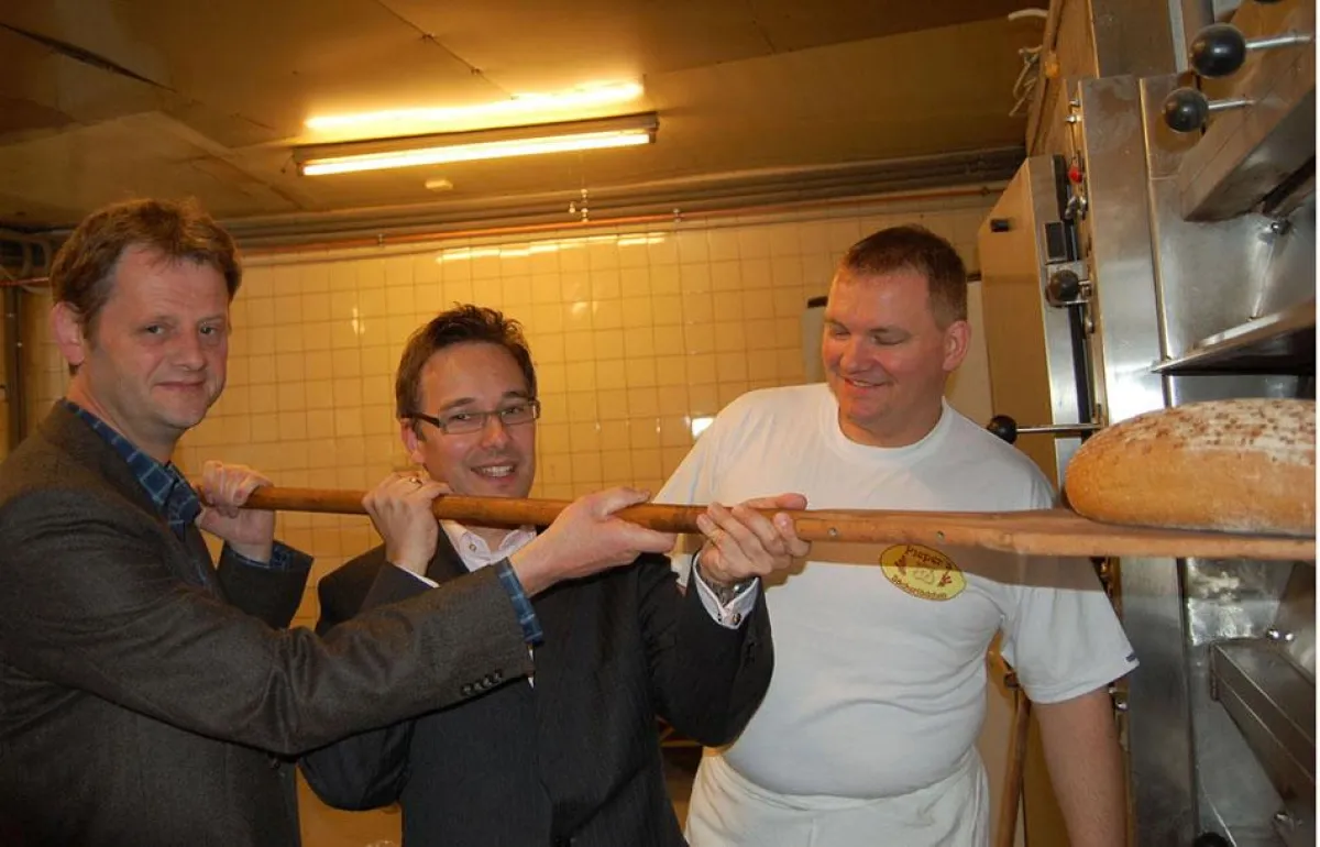 Effizient backen (von links): Energieberater Rainer Tepe, Gernot Hagemann von hannoverimpuls und Bäckereiinhaber Marcus Pieper freuen sich über die begonnene Umsetzung des Energiesparkonzeptes.