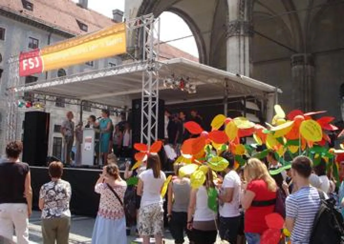 Die bayerische Sozialministerin Christine Haderthauer würdigte das Engagement der Freiwilligen auf dem FSJ Aktionstag am 28. Juni in München. Die Freiwilligen des IB überreichen Blumen, die die Vielfa