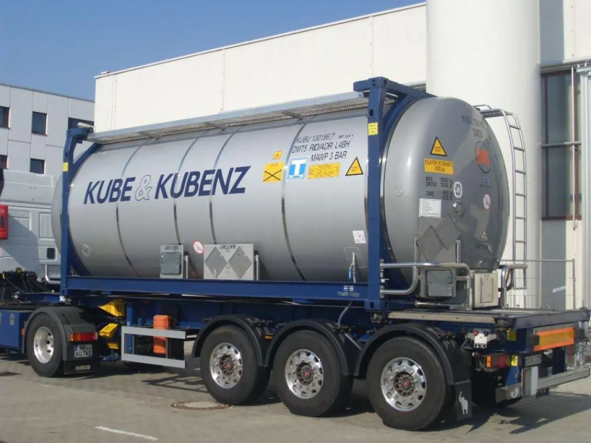 Für den intermodalen Transport von Köln nach Çe?me wurde ein Tankcontainer wie hier abgebildet verla
