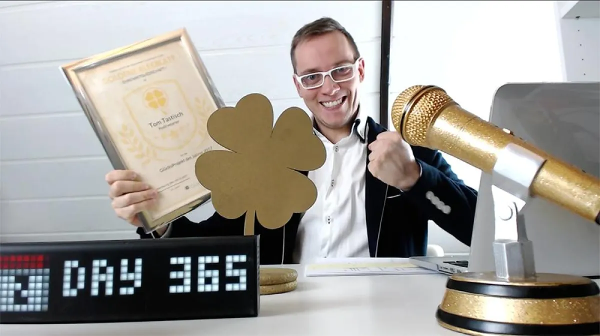 Frühaufsteher Tom Tastisch freut sich über einen Award für 365 Tage Livestream auf YouTube.
