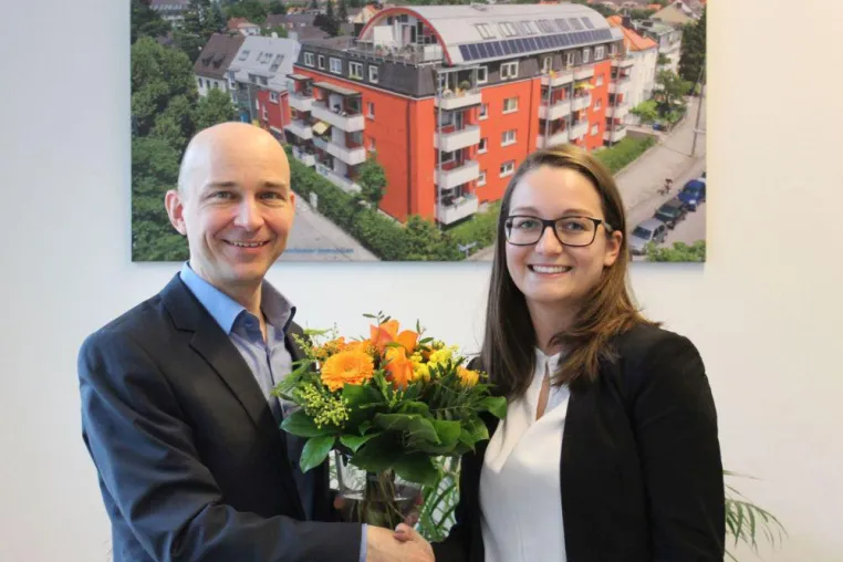 Paul Schmidmaier Immobilien: Johanna Größlhuber schließt Ausbildung mit Bestnoten ab Bild: Paul Schmidmaier Immobilien: Johanna Größlhuber schließt Ausbildung mit Bestnoten ab
