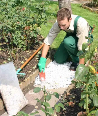 Bild: Naturprofi - Sand, Kies, Quarz und Splitt - So bringt man Gärten kunstgerecht in Form