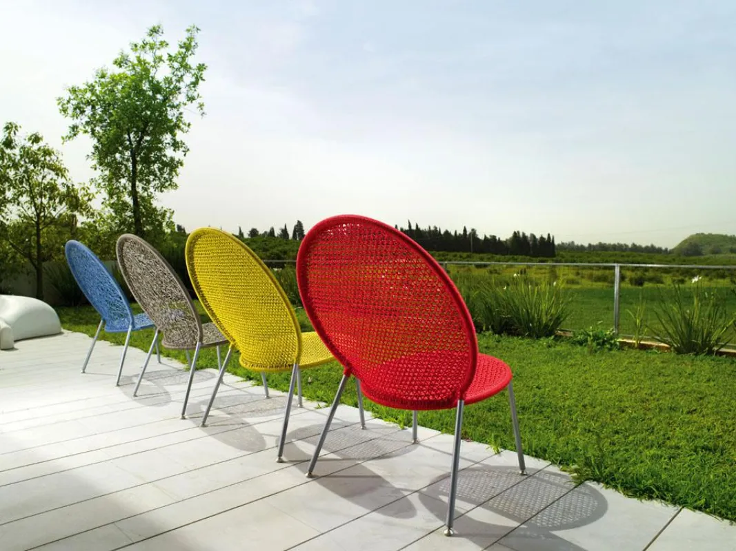 Frische Farben und wetterfeste Materialen bringen Leben auf die Terrassen.