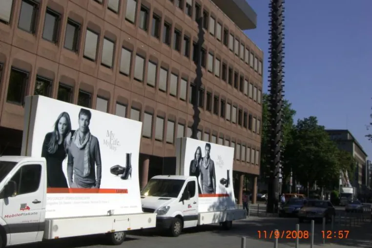 LLOYD – Schuhe setzt erfolgreich mobile Außenwerbung in Düsseldorf ein. Bild: LLOYD – Schuhe setzt erfolgreich mobile Außenwerbung in Düsseldorf ein.