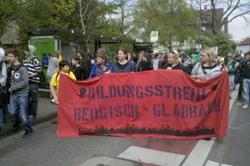 Bild: Bergische Gladbach - Landtagskandidat Tomás M. Santillan demonstriert mit im Bildungsstreik