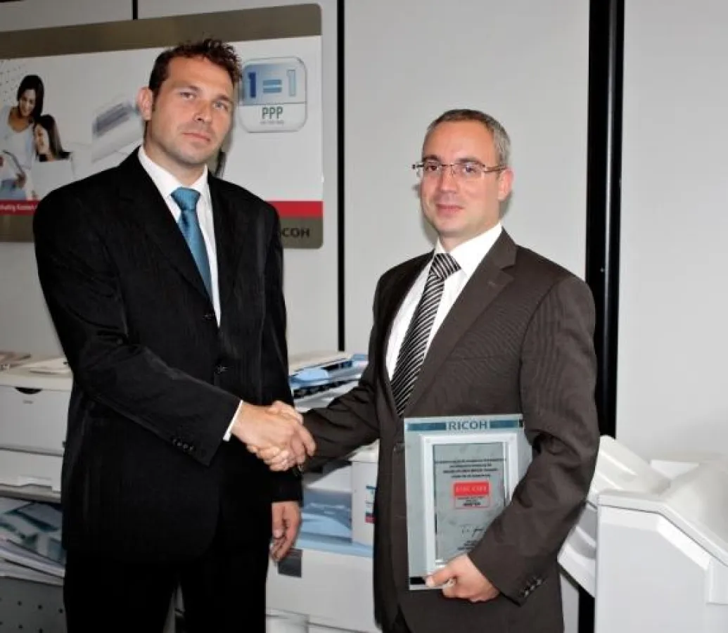 Philipp Jaroschowitz (Büro Uriot) und Heiko Naumann (Ricoh) bei der Übergabe des MDS-Zertifikats bei Büro Uriot in Offenburg.