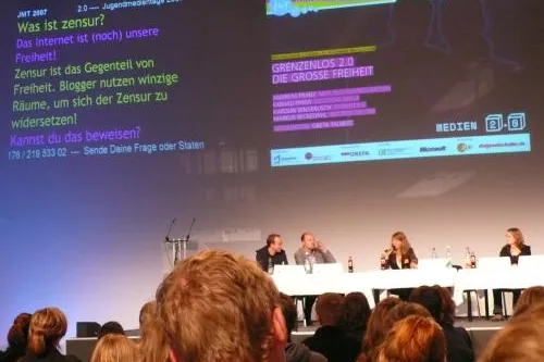 Bild: Die SMS-Chatwall fördert die aktive Mitwirkung der Teilnehmer auf Konferenzen