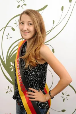 Bild: Beste Schülerin in der Alten- und Krankenpflege des Saarlandes bei Ministerpräsident Hans