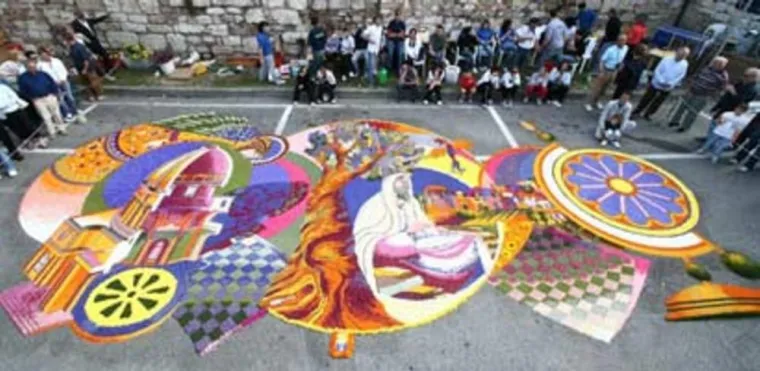 Bild: Infiorata di San Luigi Gonzaga, Meisterwerke aus Blütenblättern in Umbrien