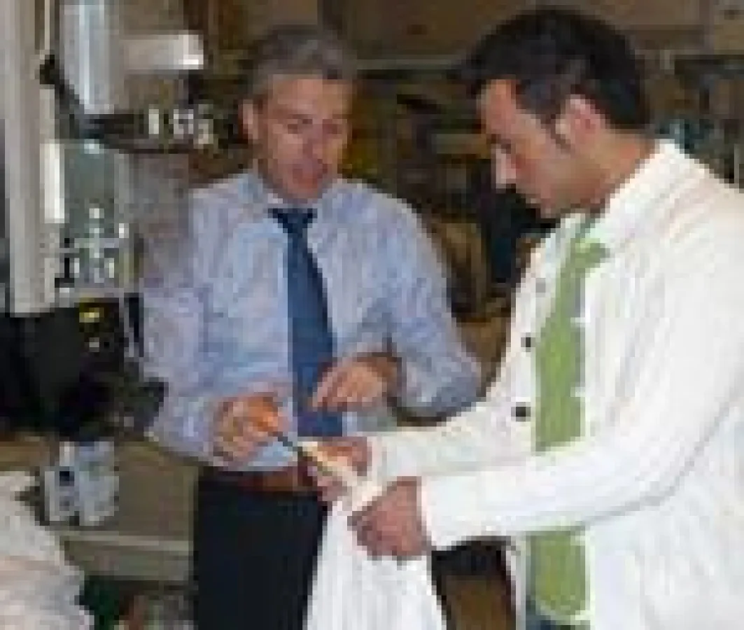 Die Auszubildenden des Mercure Hotel Köln West durften in der Großwäscherei auch einmal selbst an die Mangelmaschine