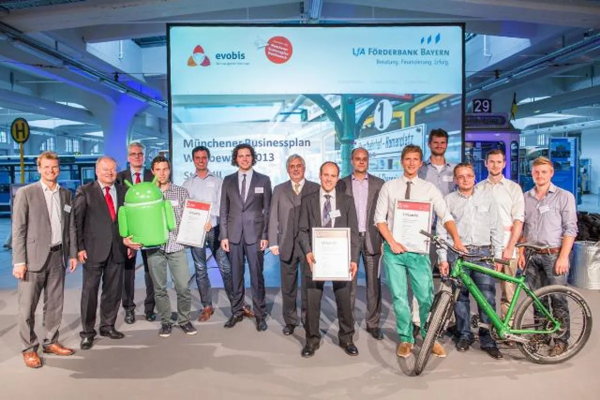 3 Sieger und Gratulanten des Münchener Businessplan Wettbewerbs 2013