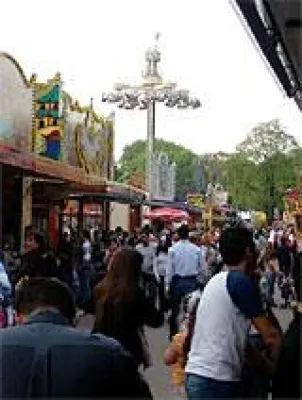 Bild: Am 20. April 2007 beginnen die 42. Neuköllner Maientage - Volksfest und Bezirksfest in der Hasenheide