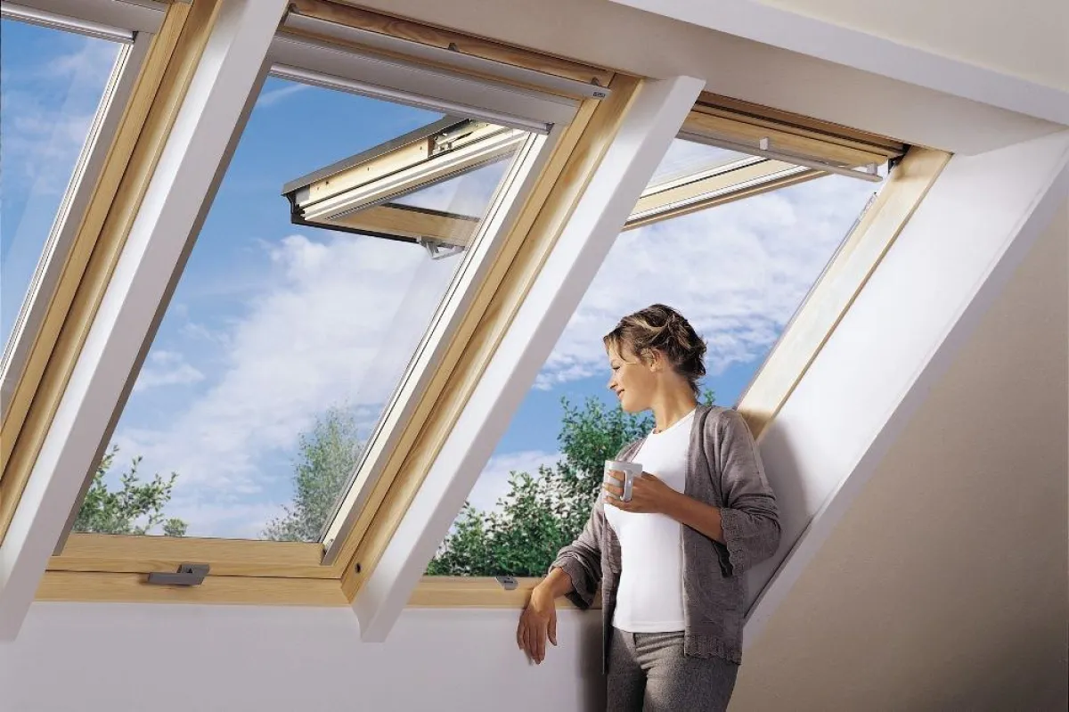 Dachwohnfenster spielen bei der Raumplanung unter dem Dach eine ganz bedeutende Rolle. Schließlich wirkt sich einfallendes Tageslicht unmittelbar auf die vorherrschende Atmosphäre unter der Schräge au