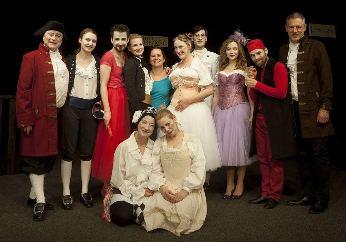 Das Ensemble von Brett-à-Porter mit Regisseurin Urte Regler (Mitte)