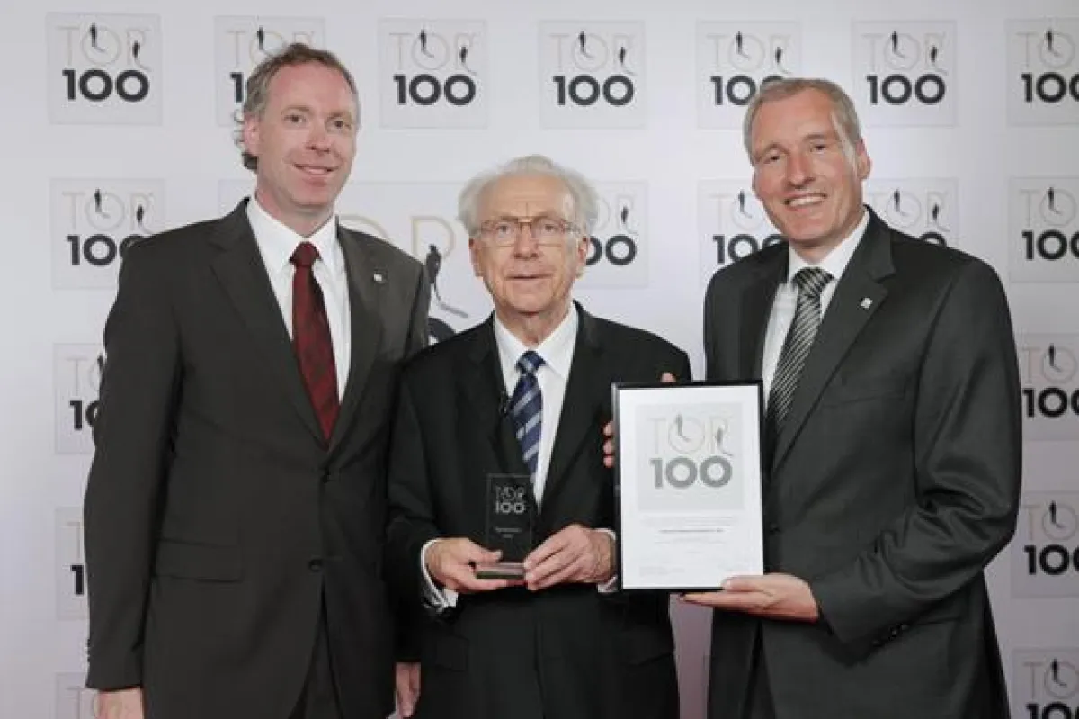 Preisverleihung: v.l.n.r. Ralf Schlüter, Leitung Produktmanagement bei der Diamant Software GmbH & Co. KG, TOP-100-Mentor Lothar Späth und Roland Hofstetter,  Geschäftsführer Produkte und Services bei