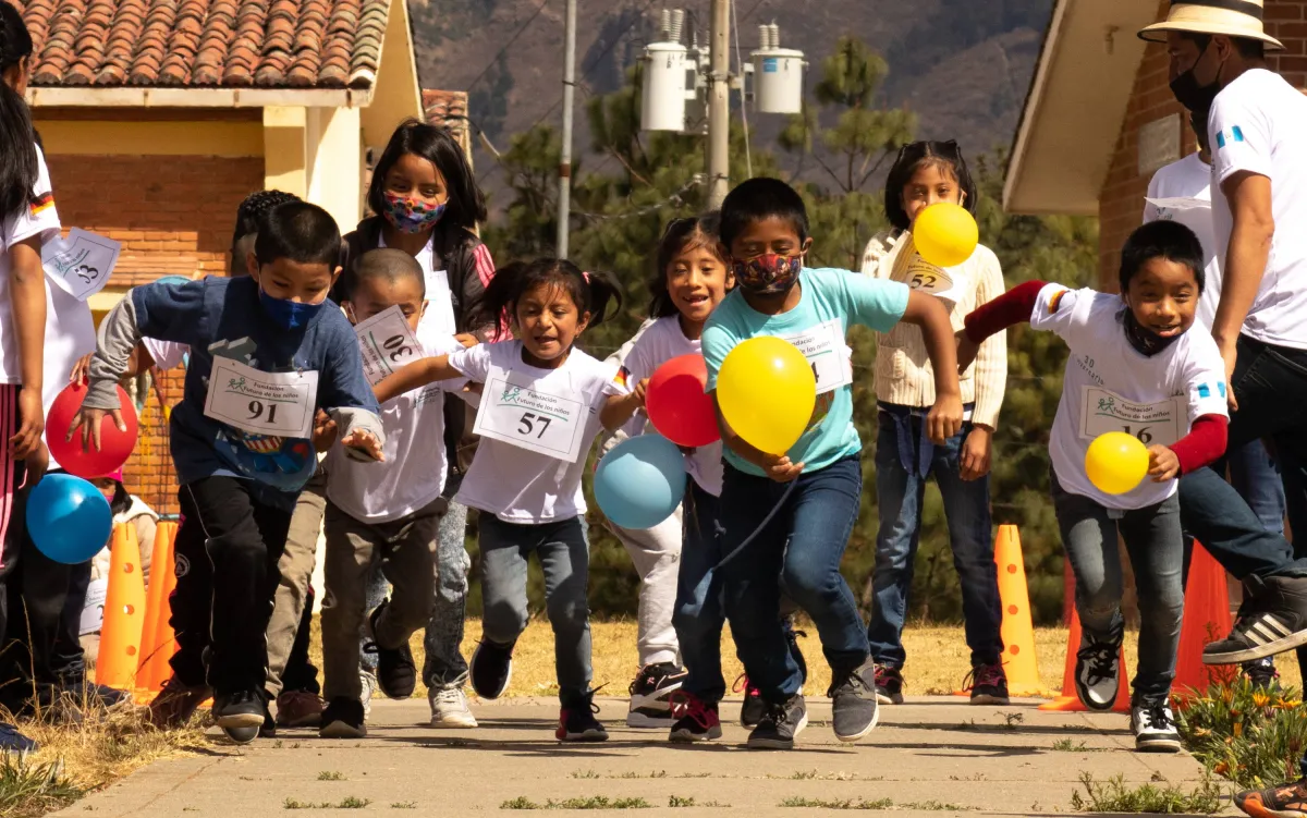 Kinder bei der Jubi Challenge (© Stiftung Kinderzukunft)