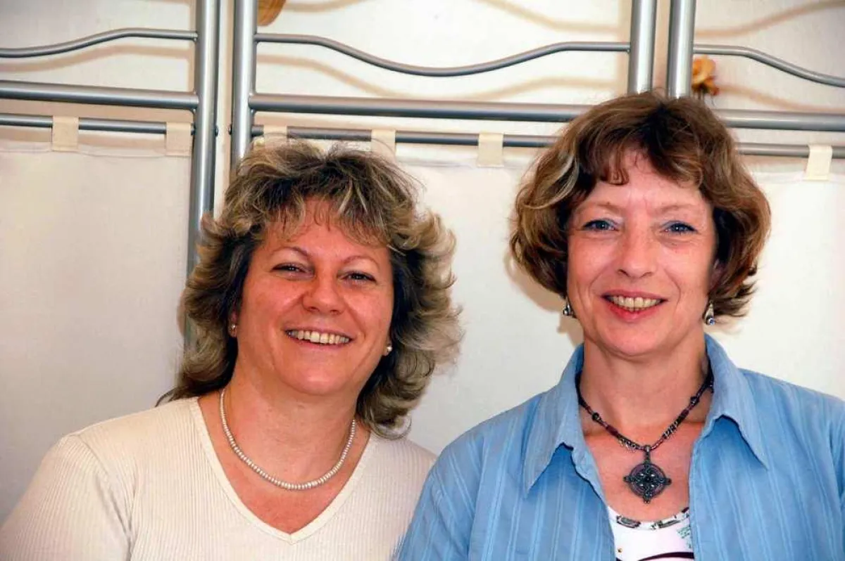 Pascale Chartrain (l.) und Barbara Eichhorn führen in Ihren Vergebungszeremonien in die Tipping-Methode der Radikalen Vergebung ein.