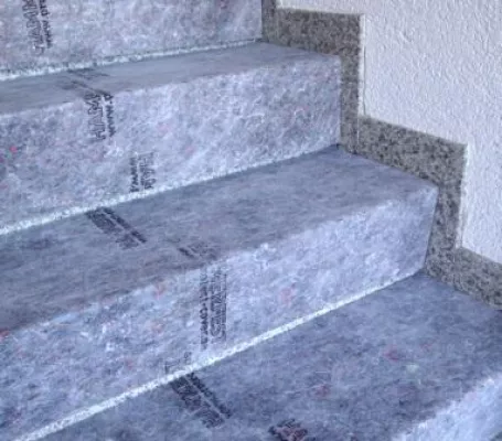 Bild: Treppen und Stufen aus Naturstein richtig schützen und abdecken
