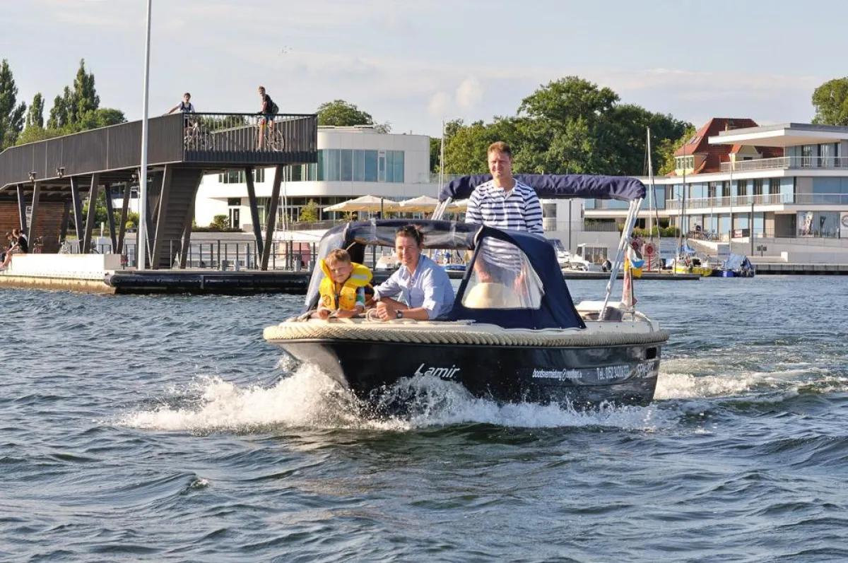Motorboot am Stadthafen Senftenberg. Foto: Tourismusverband Lausitzer Seenland / Nada Quenzel