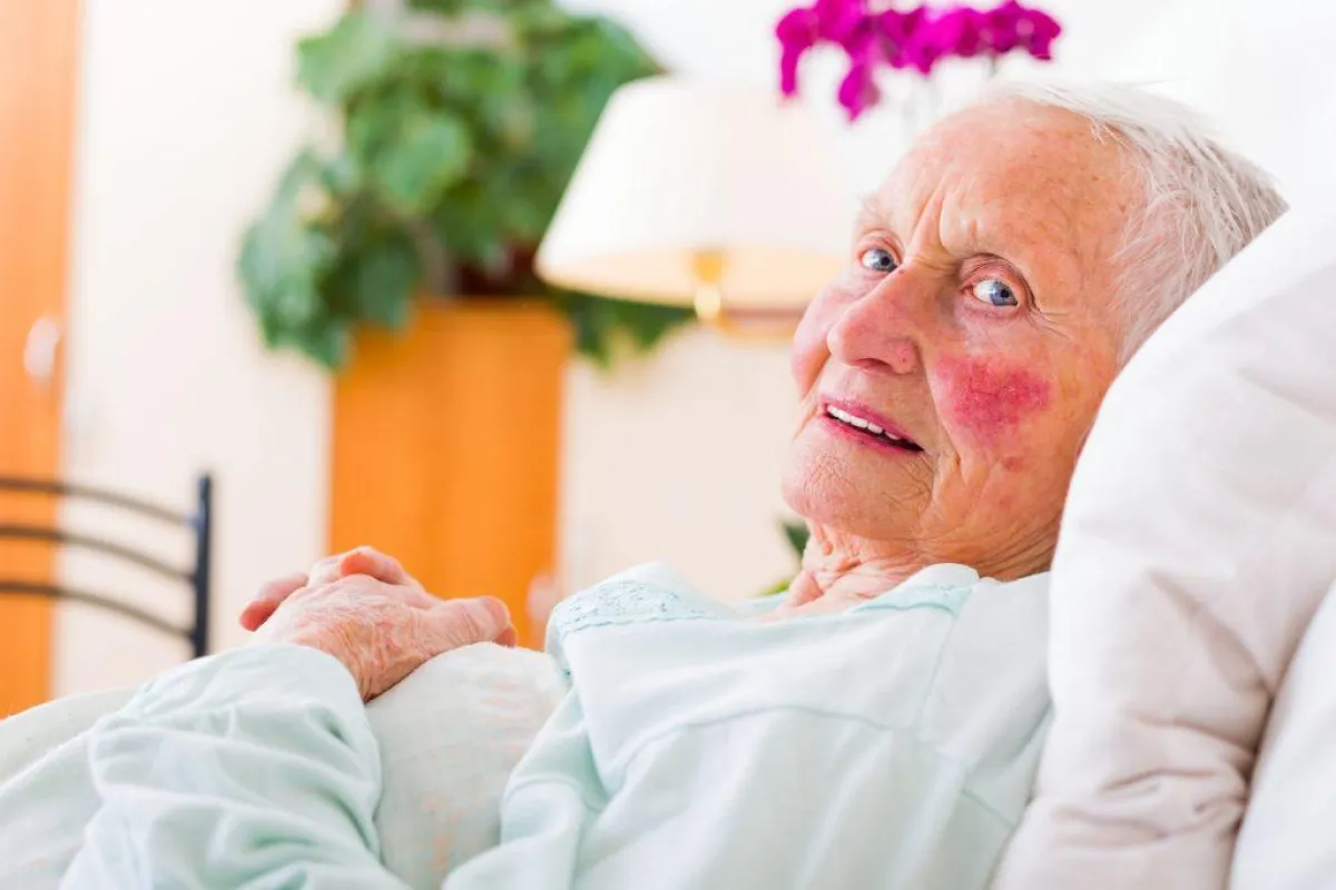 Das Ankleiden bei Bettlägerigkeit muss nicht anstrengend sein (Symbolfoto: Shutterstock)