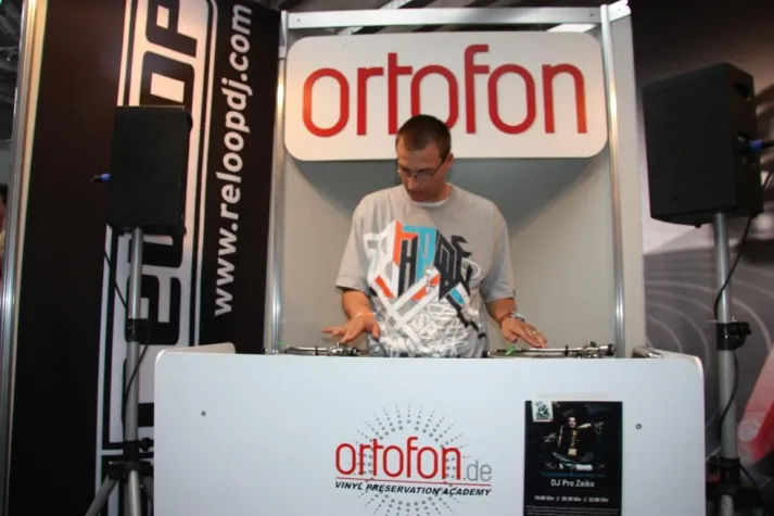 "DJ PRO-ZEIKO" beim "DJMeeting" Bild: "DJ PRO-ZEIKO" beim "DJMeeting"