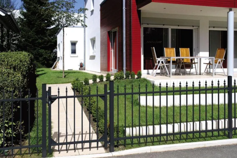 Chaussee-Tor- und Zaunsystem aus Aluminium von GAH-Alberts Bild: Chaussee-Tor- und Zaunsystem aus Aluminium von GAH-Alberts