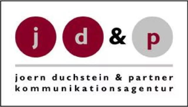 Bild: joern duchstein & partner mit zwei neuen Mitarbeiterinnen